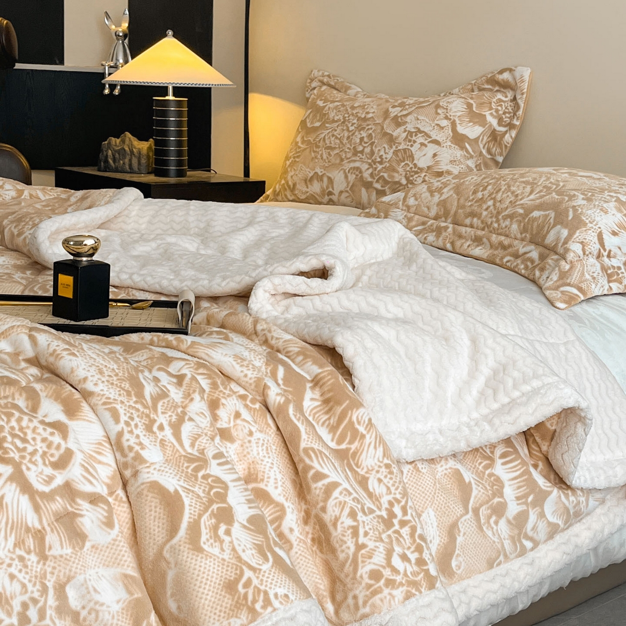 91家纺网 家纺一手货源 找家纺 宜代光年 2025新款牛奶绒立体雕花夹棉多功能毯 黎明之光