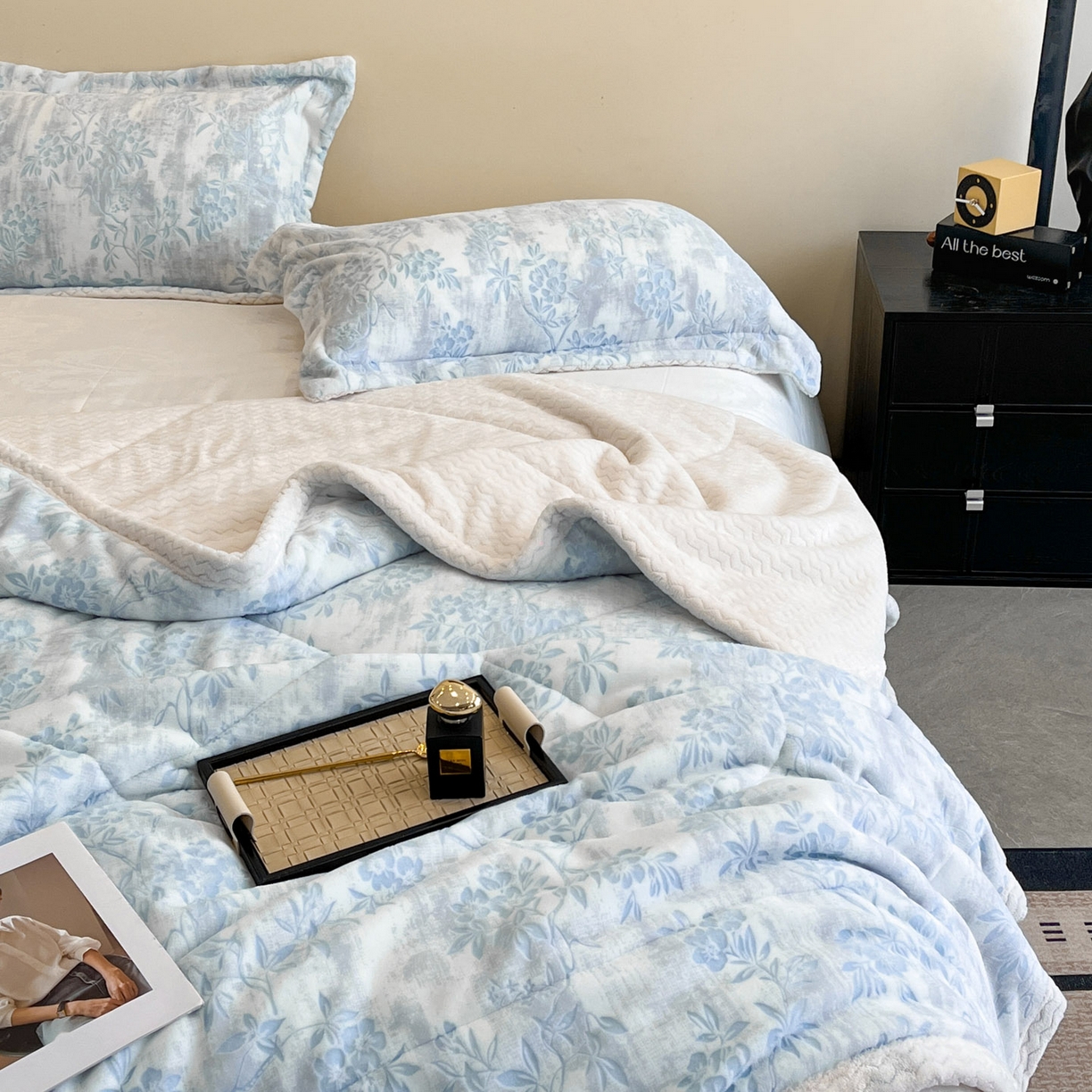 91家纺网 家纺一手货源 找家纺 宜代光年 2025新款牛奶绒立体雕花夹棉多功能毯 花枝菁语-蓝