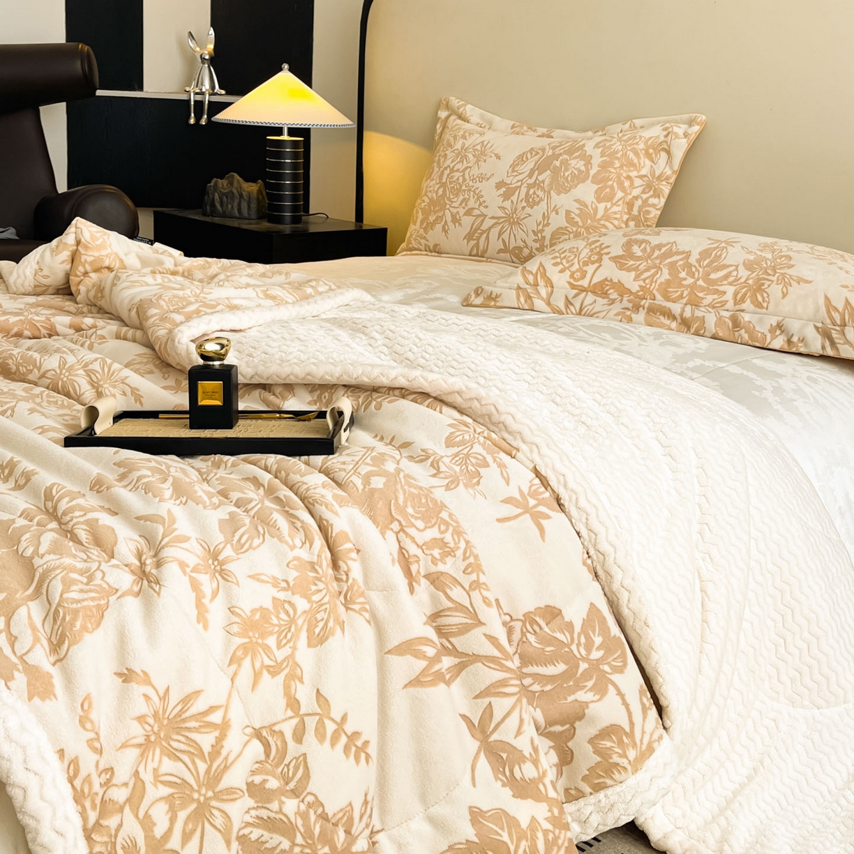 91家纺网 家纺一手货源 找家纺 宜代光年 2025新款牛奶绒立体雕花夹棉多功能毯 暖咖丛林