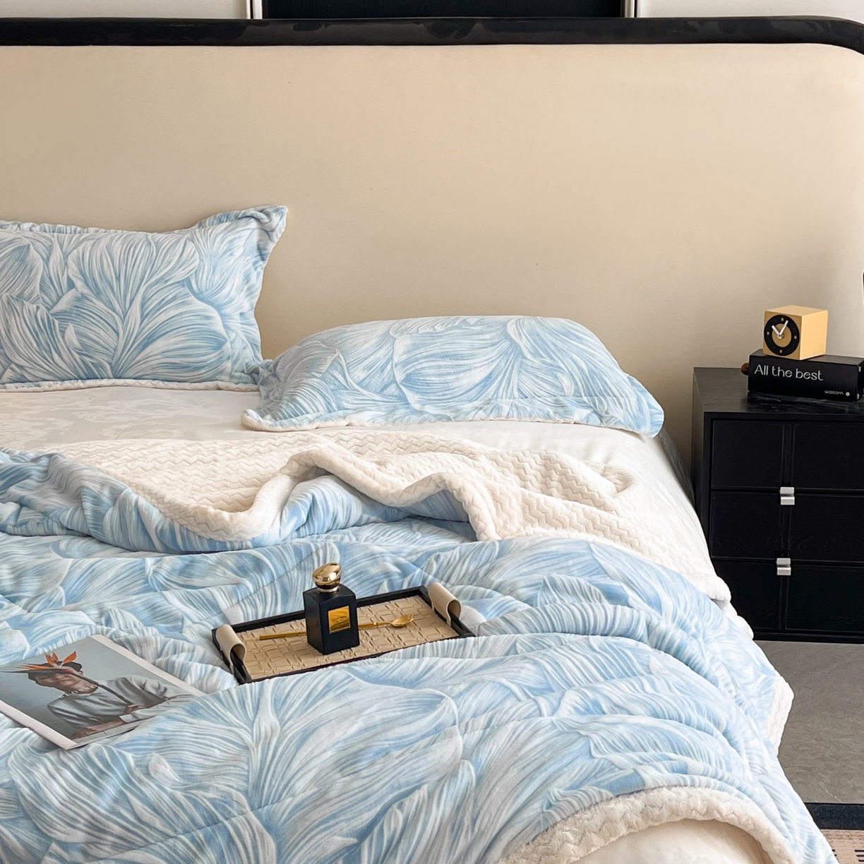 91家纺网 家纺一手货源 找家纺 宜代光年 2025新款牛奶绒立体雕花夹棉多功能毯 叶叶思语