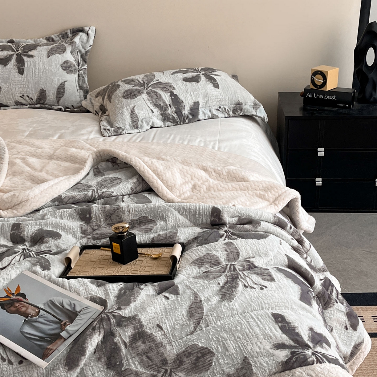 91家纺网 家纺一手货源 找家纺 宜代光年 2025新款牛奶绒立体雕花夹棉多功能毯 素花疏影