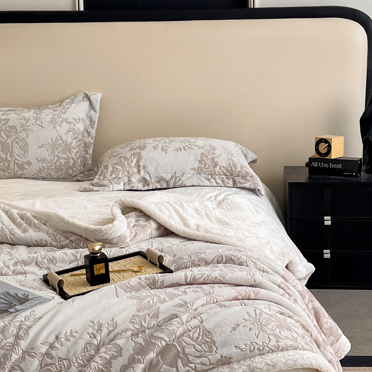 91家纺网 家纺一手货源 找家纺 宜代光年 2025新款牛奶绒立体雕花夹棉多功能毯 浅灰丛林