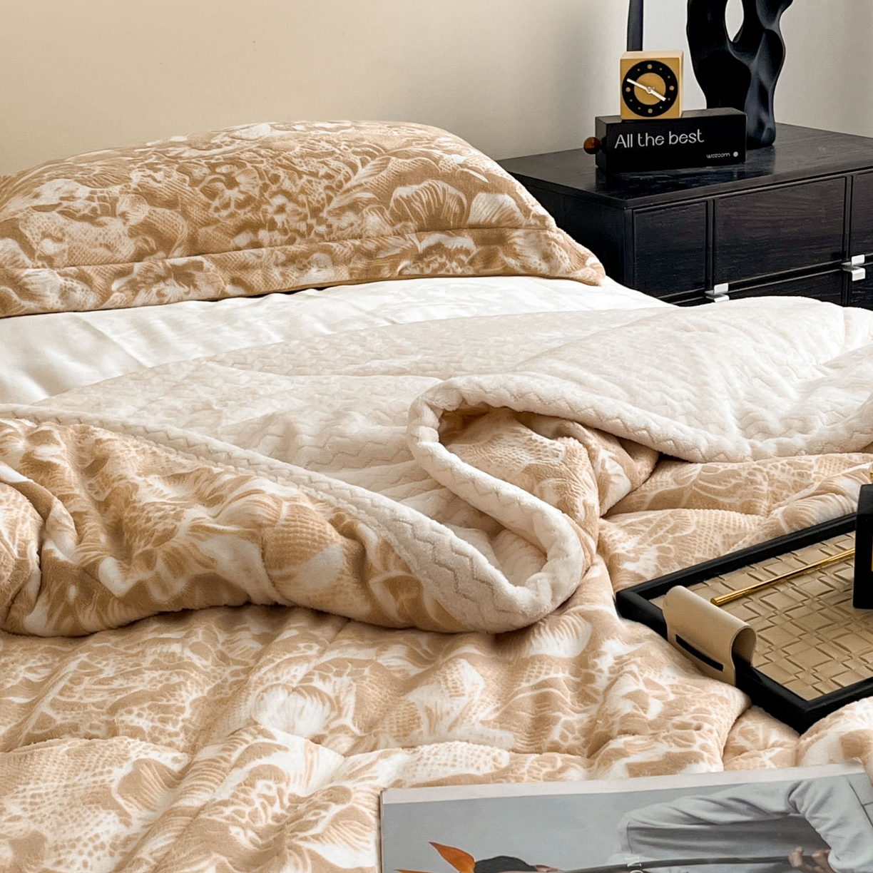 91家纺网 家纺一手货源 找家纺 宜代光年 2025新款牛奶绒立体雕花夹棉多功能毯 黎明之光