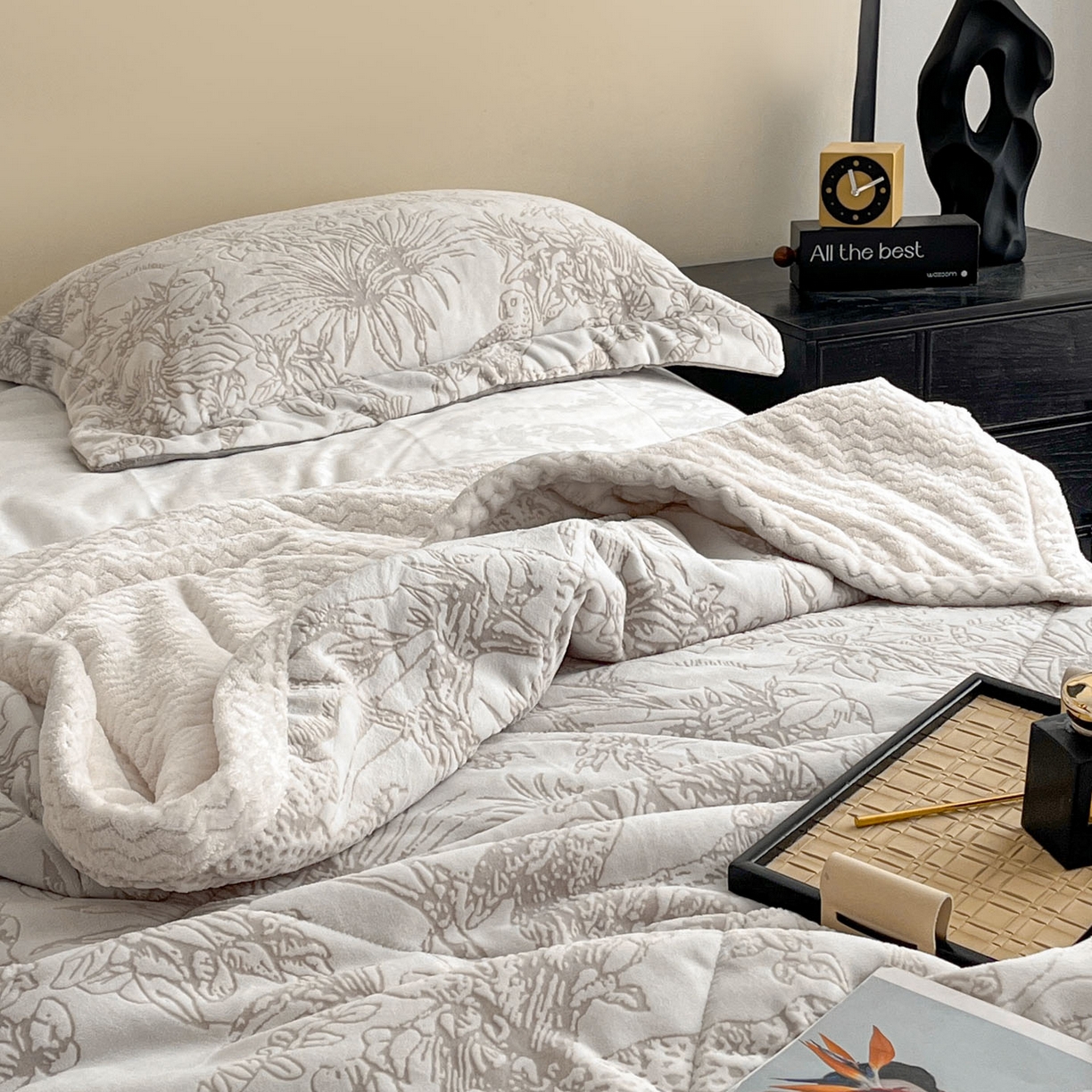 91家纺网 家纺一手货源 找家纺 宜代光年 2025新款牛奶绒立体雕花夹棉多功能毯 浅灰繁华