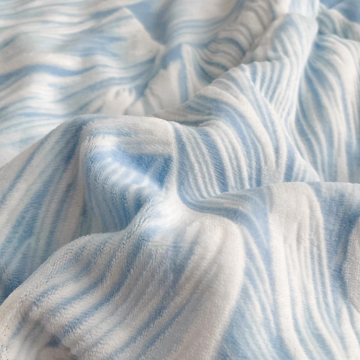 91家纺网 家纺一手货源 找家纺 宜代光年 2025新款牛奶绒立体雕花夹棉多功能毯 叶叶思语