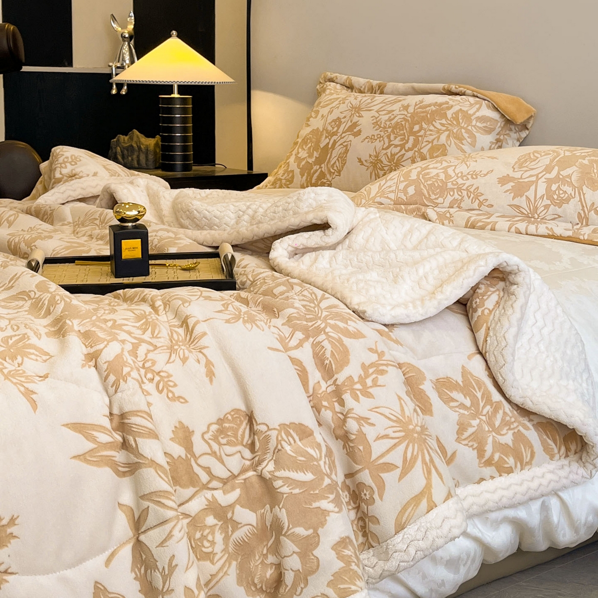 91家纺网 家纺一手货源 找家纺 宜代光年 2025新款牛奶绒立体雕花夹棉多功能毯 暖咖丛林