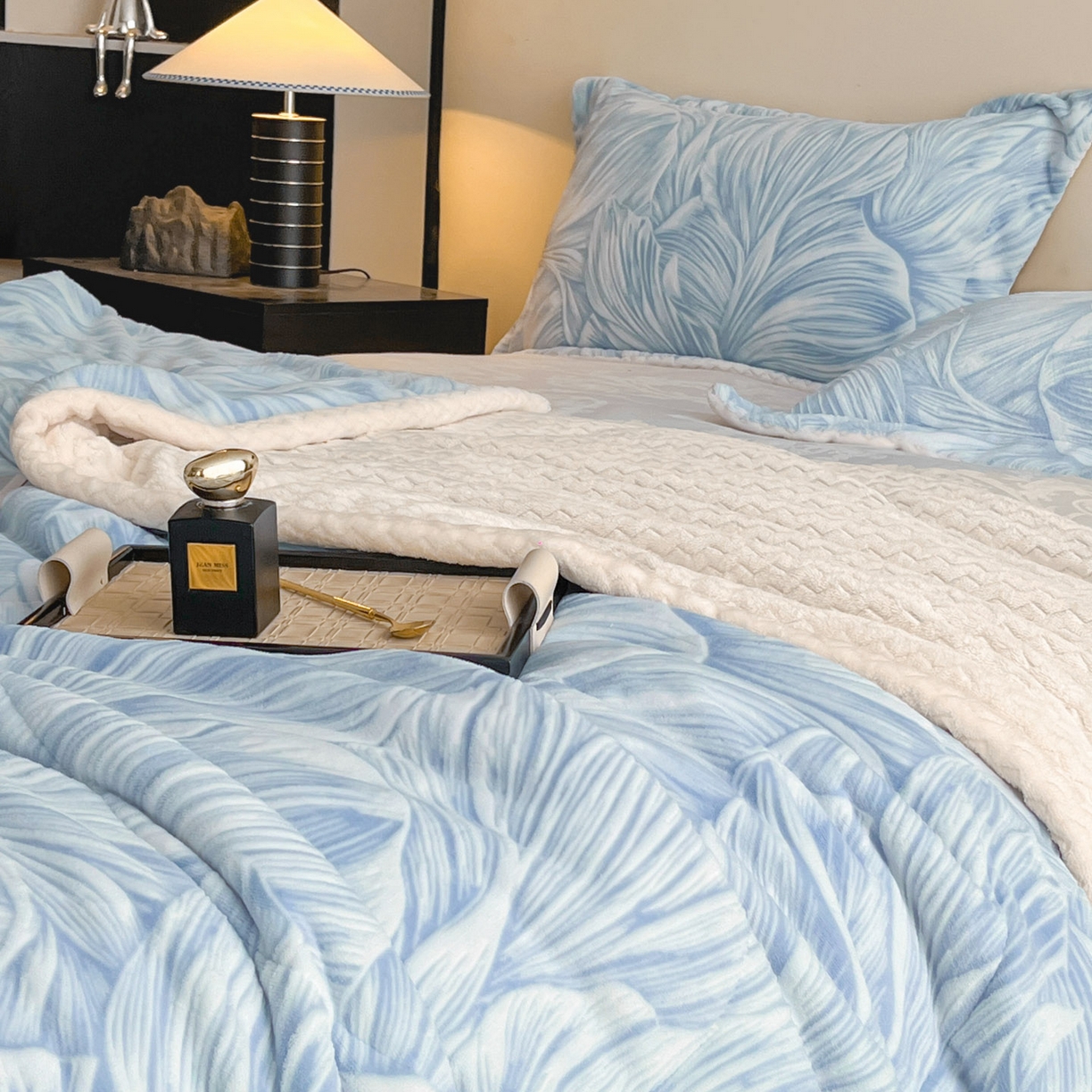 91家纺网 家纺一手货源 找家纺 宜代光年 2025新款牛奶绒立体雕花夹棉多功能毯 叶叶思语