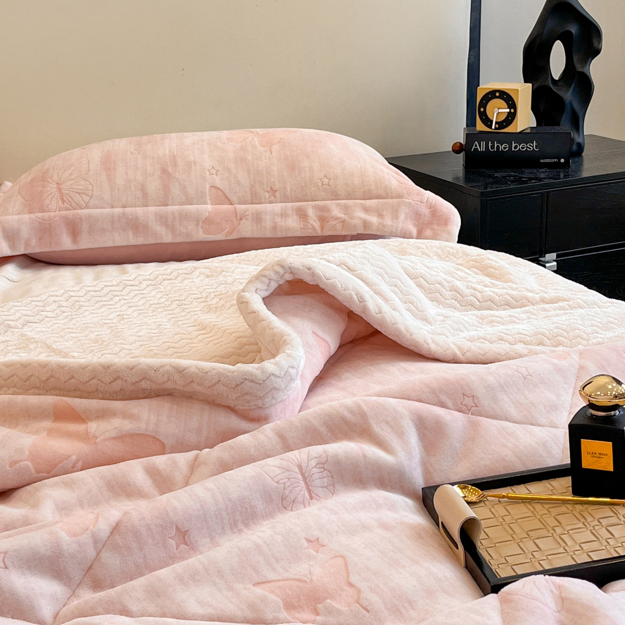 91家纺网 家纺一手货源 找家纺 宜代光年 2025新款牛奶绒立体雕花夹棉多功能毯 雾绡蝶梦