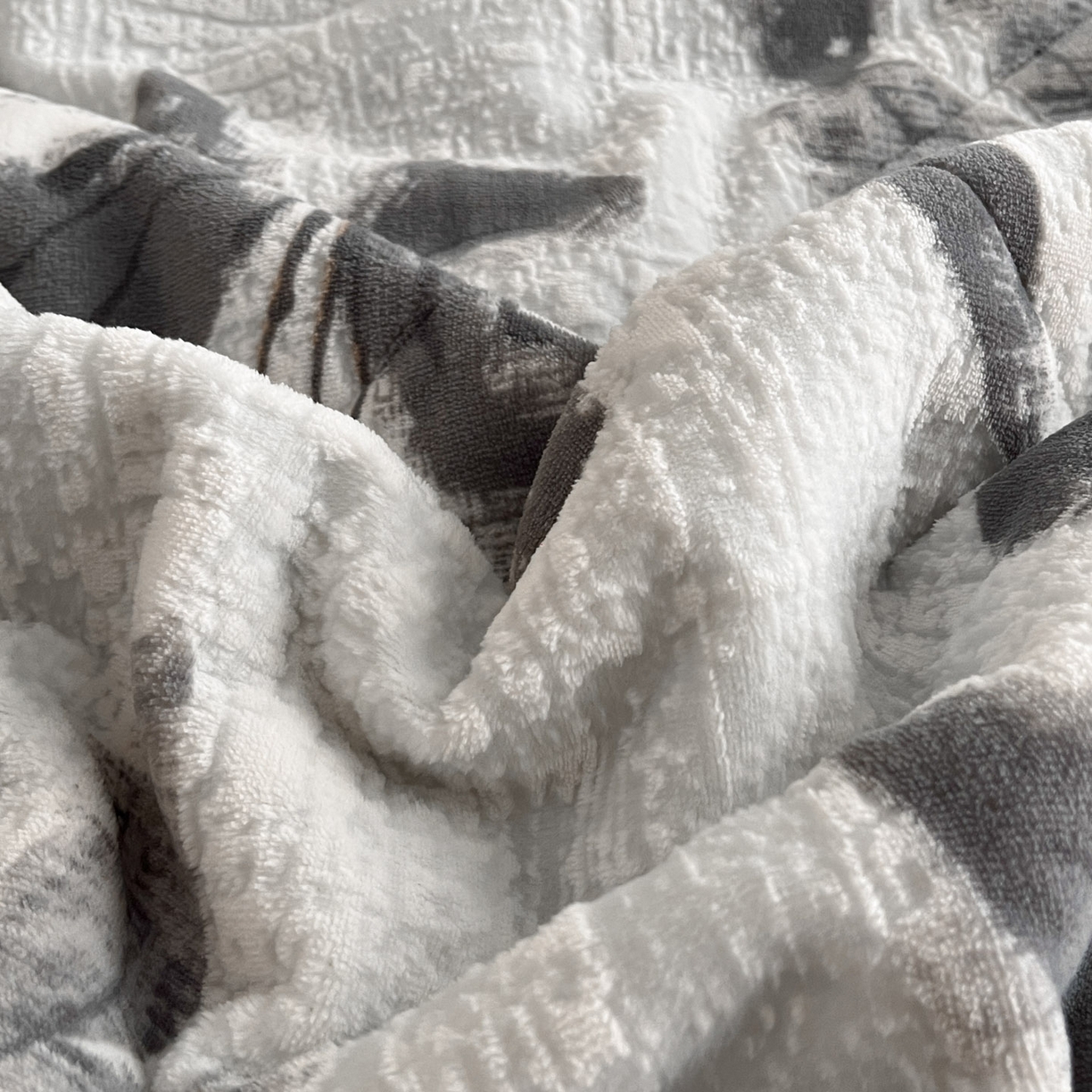 91家纺网 家纺一手货源 找家纺 宜代光年 2025新款牛奶绒立体雕花夹棉多功能毯 素花疏影