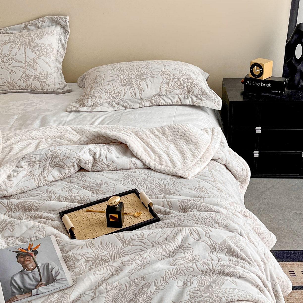 91家纺网 家纺一手货源 找家纺 宜代光年 2025新款牛奶绒立体雕花夹棉多功能毯 浅灰繁华