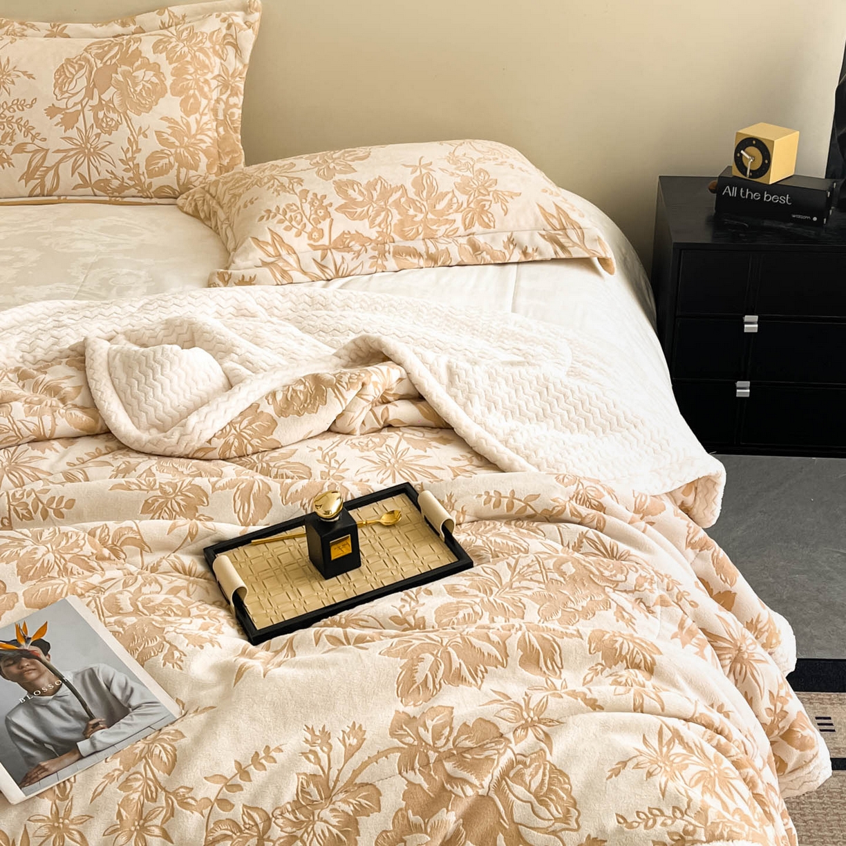 91家纺网 家纺一手货源 找家纺 宜代光年 2025新款牛奶绒立体雕花夹棉多功能毯 暖咖丛林