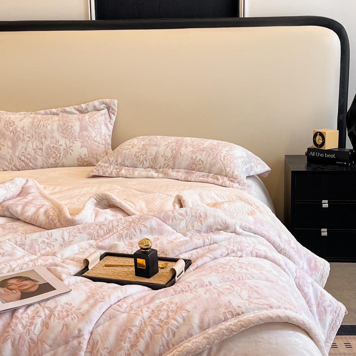 91家纺网 家纺一手货源 找家纺 宜代光年 2025新款牛奶绒立体雕花夹棉多功能毯 花枝菁语-粉