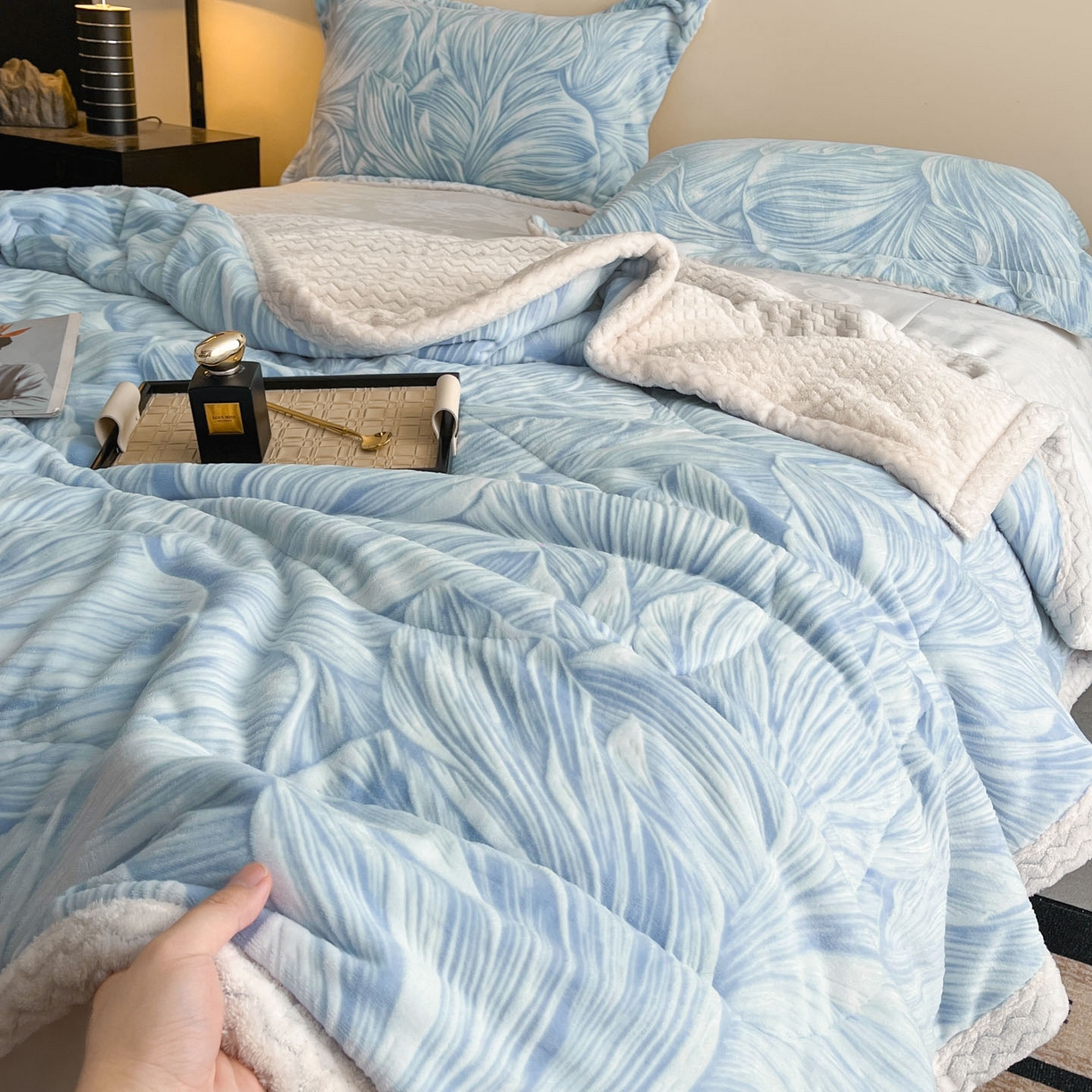 91家纺网 家纺一手货源 找家纺 宜代光年 2025新款牛奶绒立体雕花夹棉多功能毯 叶叶思语