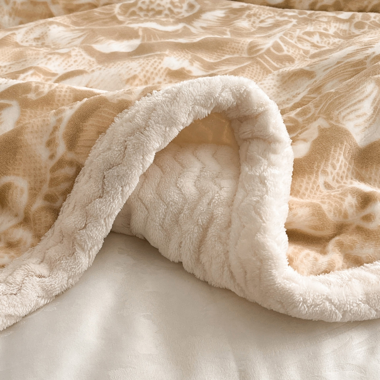 91家纺网 家纺一手货源 找家纺 宜代光年 2025新款牛奶绒立体雕花夹棉多功能毯 黎明之光