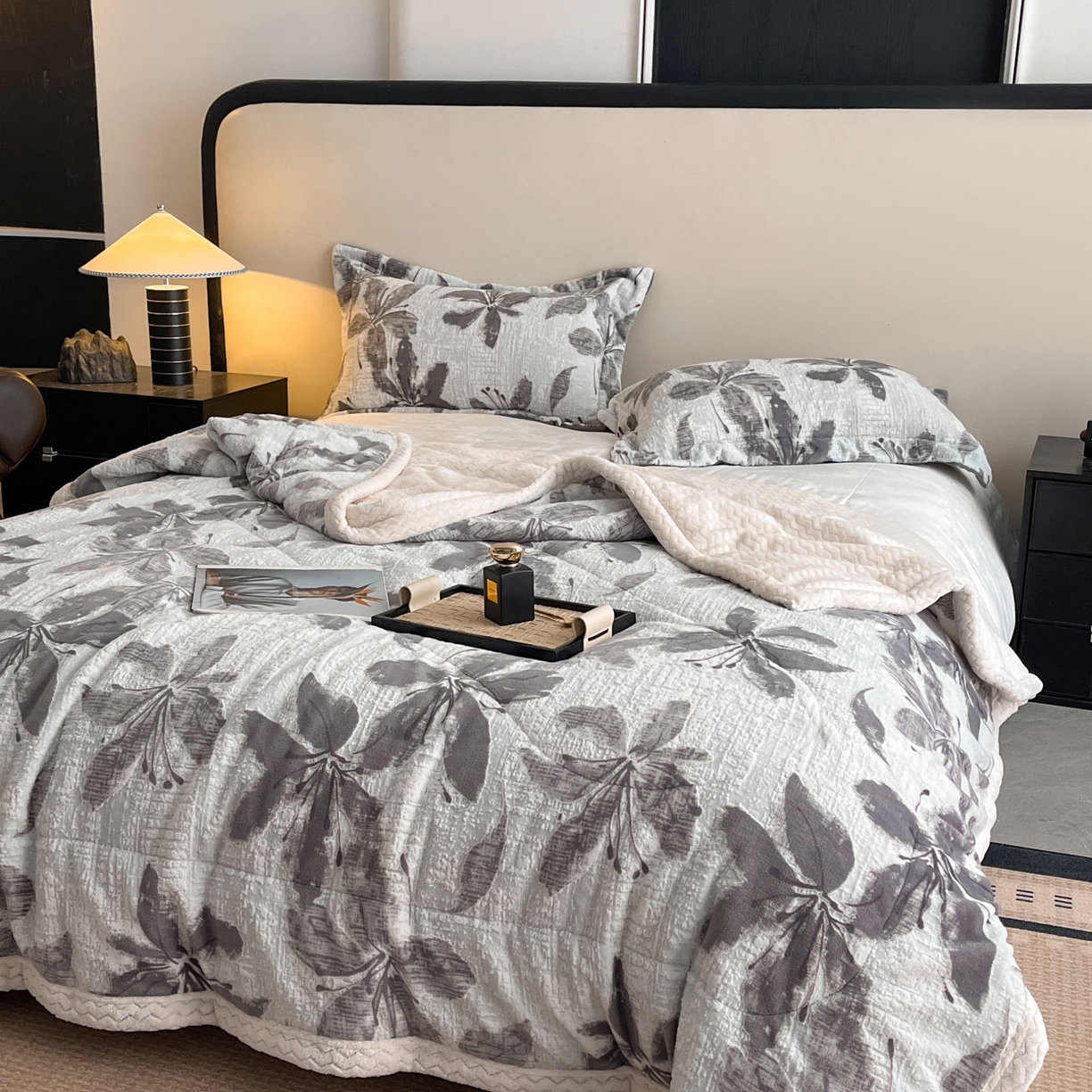 91家纺网 家纺一手货源 找家纺 宜代光年 2025新款牛奶绒立体雕花夹棉多功能毯 素花疏影