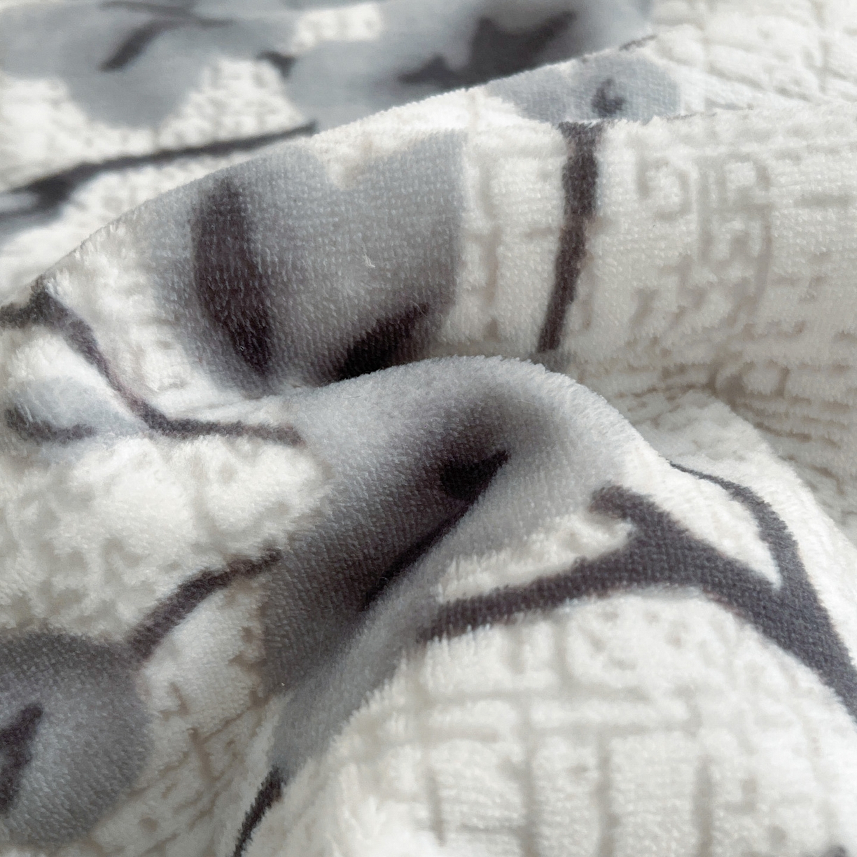 91家纺网 家纺一手货源 找家纺 宜代光年 2025新款牛奶绒立体雕花夹棉多功能毯 琳瑜陌语