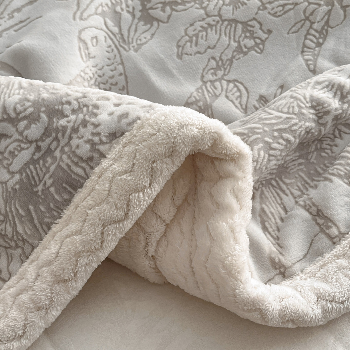 91家纺网 家纺一手货源 找家纺 宜代光年 2025新款牛奶绒立体雕花夹棉多功能毯 浅灰繁华