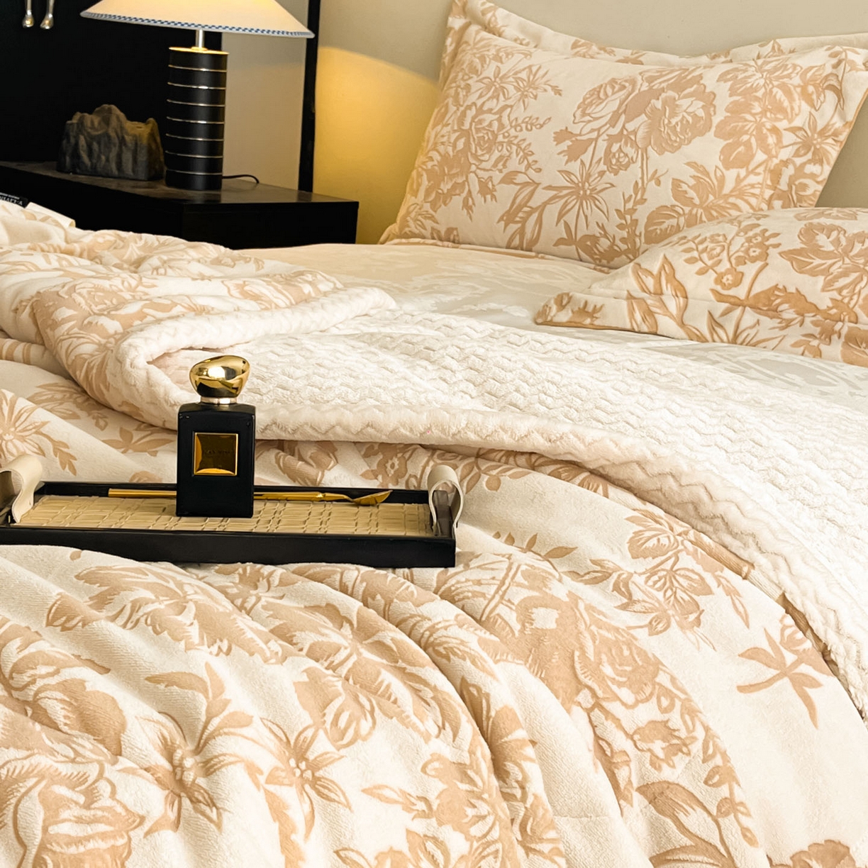 91家纺网 家纺一手货源 找家纺 宜代光年 2025新款牛奶绒立体雕花夹棉多功能毯 暖咖丛林