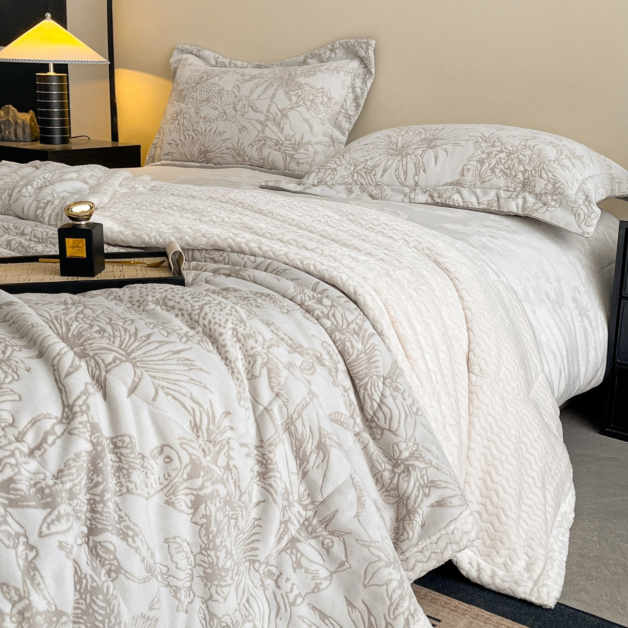 91家纺网 家纺一手货源 找家纺 宜代光年 2025新款牛奶绒立体雕花夹棉多功能毯 浅灰繁华