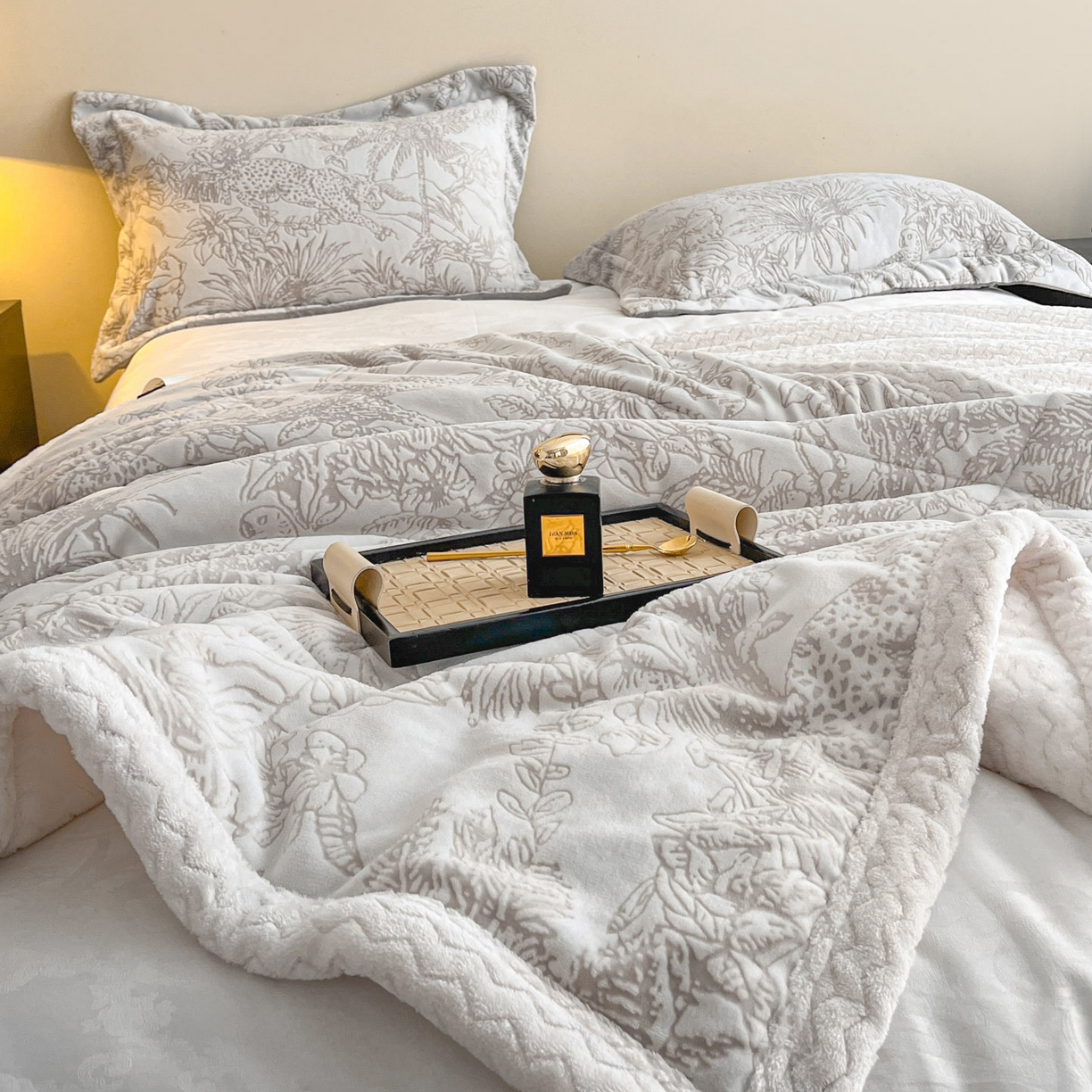 91家纺网 家纺一手货源 找家纺 宜代光年 2025新款牛奶绒立体雕花夹棉多功能毯 浅灰繁华