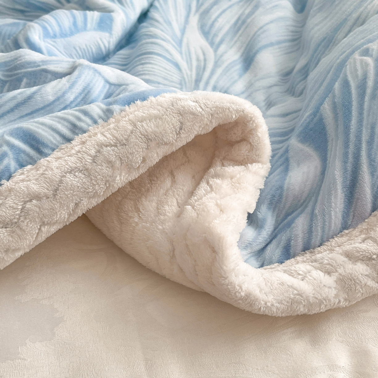 91家纺网 家纺一手货源 找家纺 宜代光年 2025新款牛奶绒立体雕花夹棉多功能毯 叶叶思语