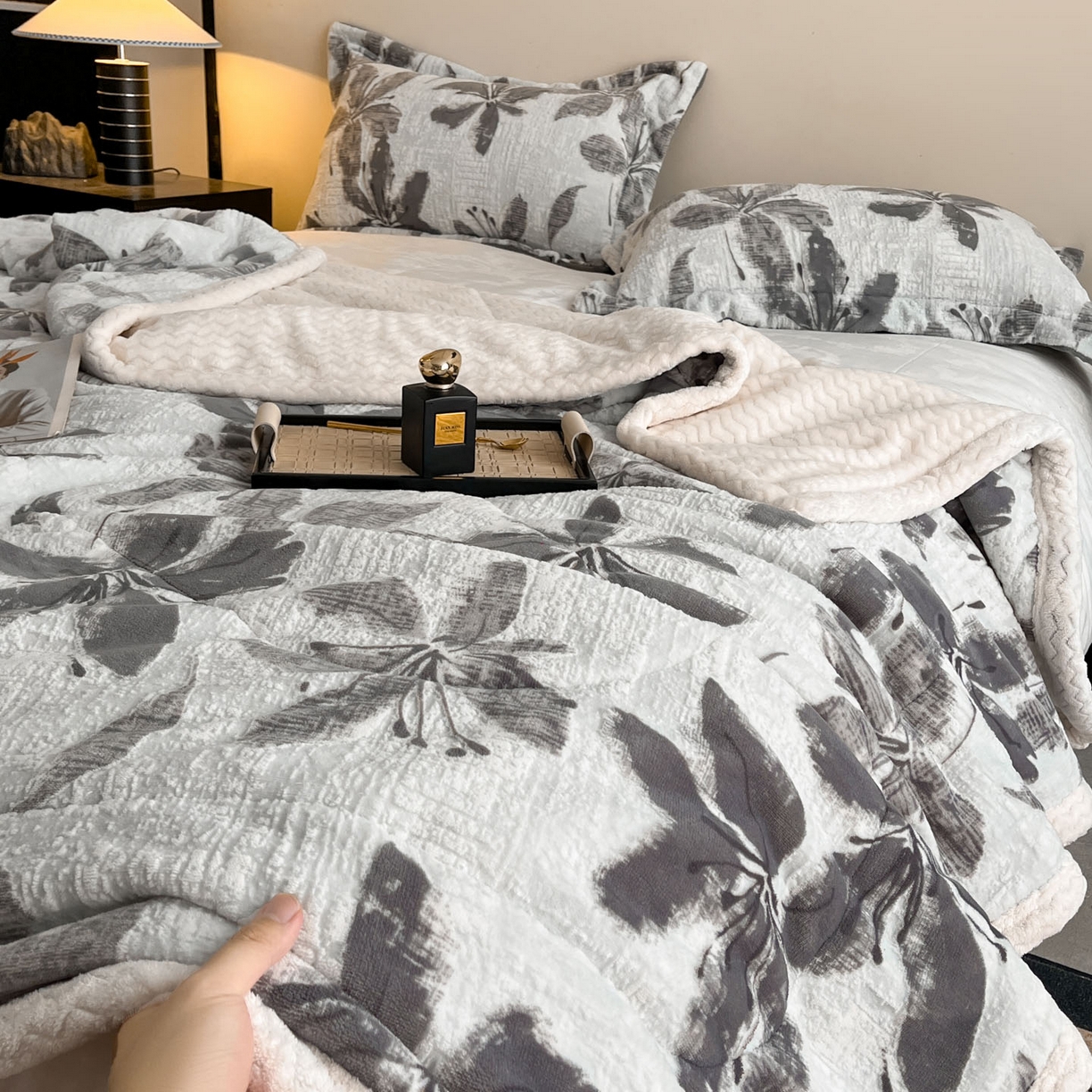 91家纺网 家纺一手货源 找家纺 宜代光年 2025新款牛奶绒立体雕花夹棉多功能毯 素花疏影