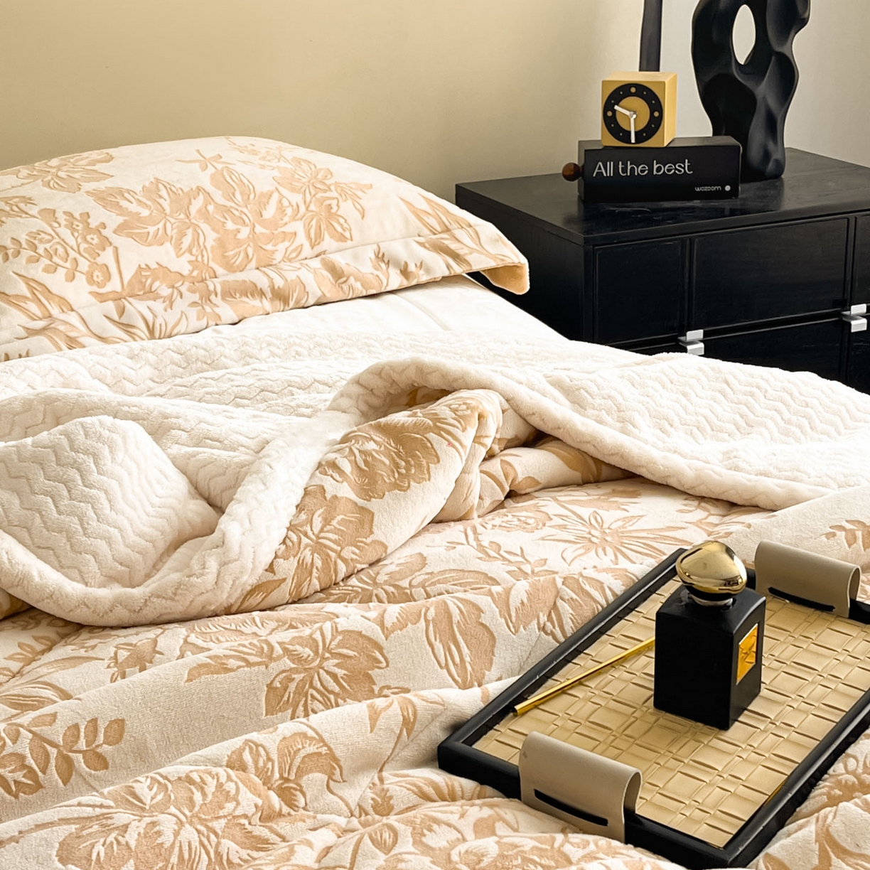 91家纺网 家纺一手货源 找家纺 宜代光年 2025新款牛奶绒立体雕花夹棉多功能毯 暖咖丛林