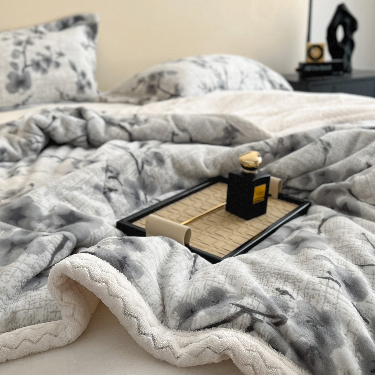 91家纺网 家纺一手货源 找家纺 宜代光年 2025新款牛奶绒立体雕花夹棉多功能毯 琳瑜陌语