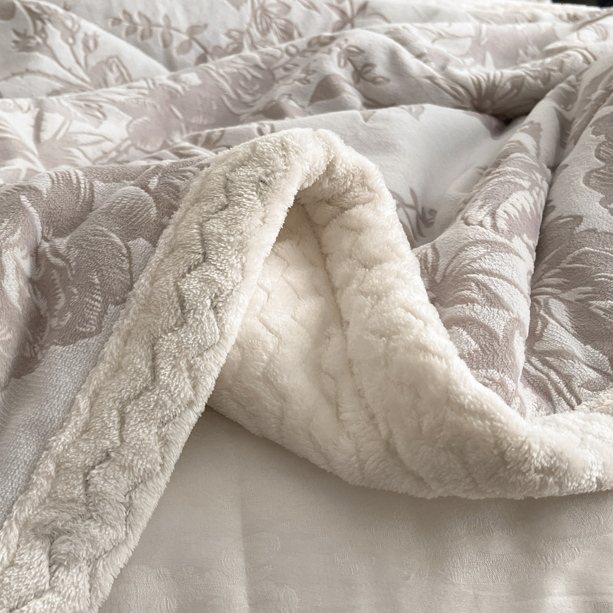 91家纺网 家纺一手货源 找家纺 宜代光年 2025新款牛奶绒立体雕花夹棉多功能毯 浅灰丛林