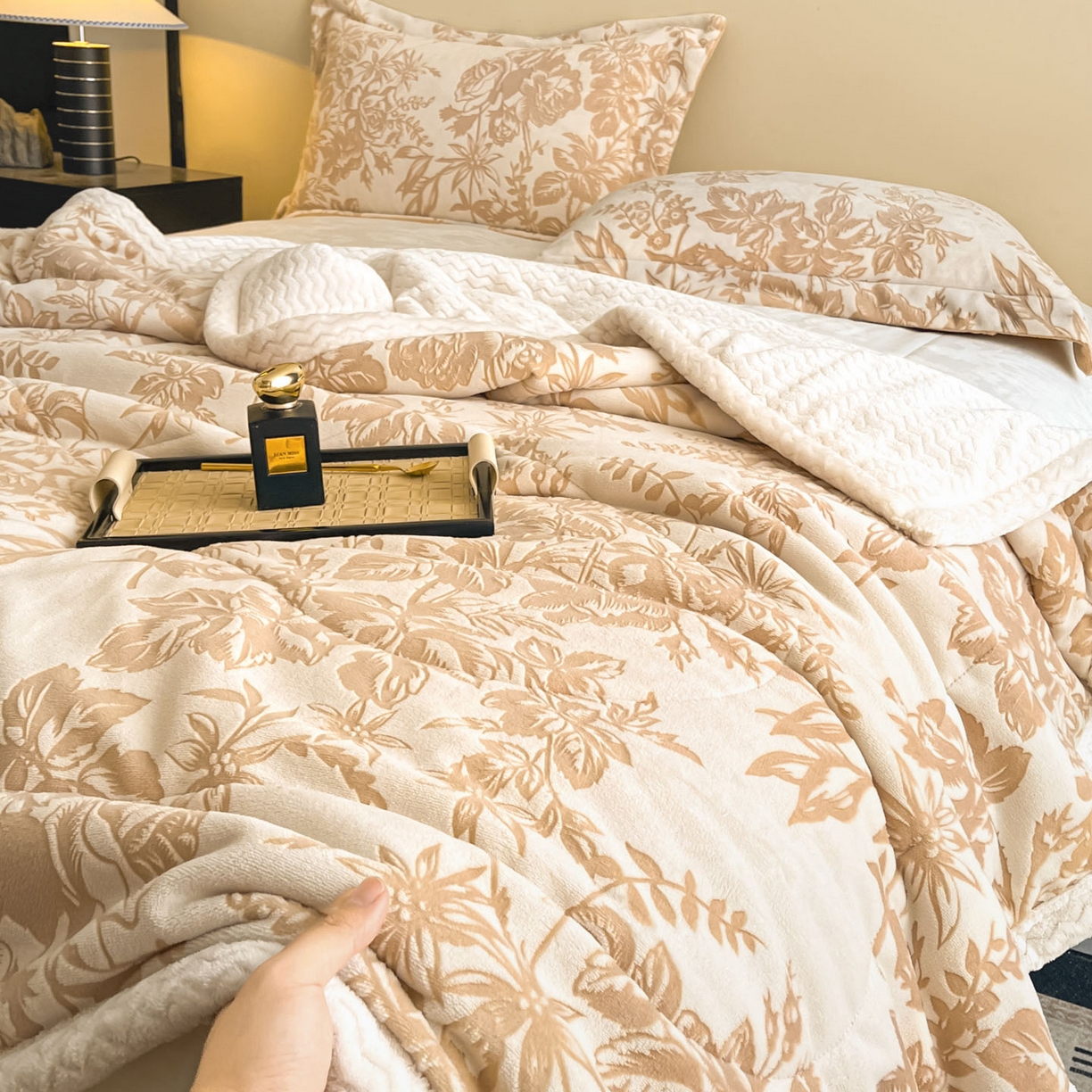 91家纺网 家纺一手货源 找家纺 宜代光年 2025新款牛奶绒立体雕花夹棉多功能毯 暖咖丛林