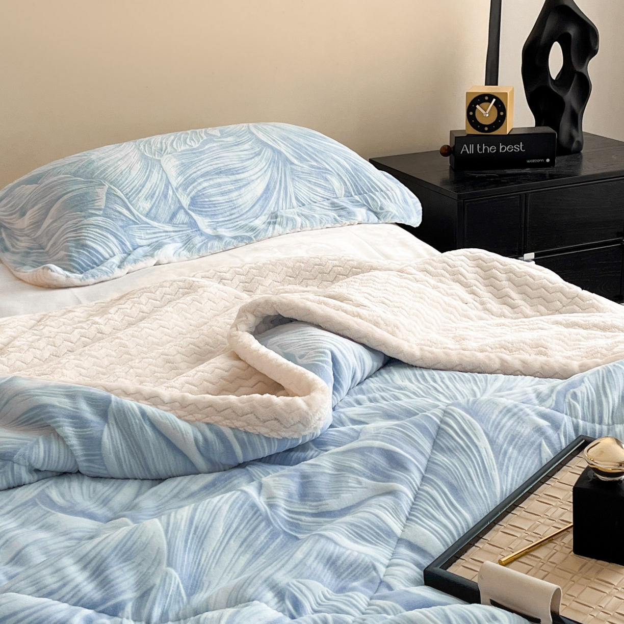 91家纺网 家纺一手货源 找家纺 宜代光年 2025新款牛奶绒立体雕花夹棉多功能毯 叶叶思语