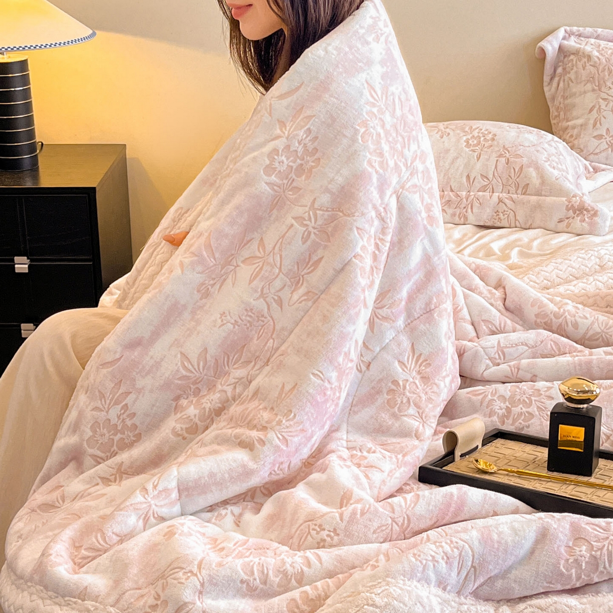 91家纺网 家纺一手货源 找家纺 宜代光年 2025新款牛奶绒立体雕花夹棉多功能毯 花枝菁语-粉