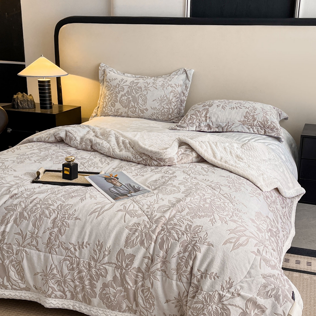 91家纺网 家纺一手货源 找家纺 宜代光年 2025新款牛奶绒立体雕花夹棉多功能毯 浅灰丛林