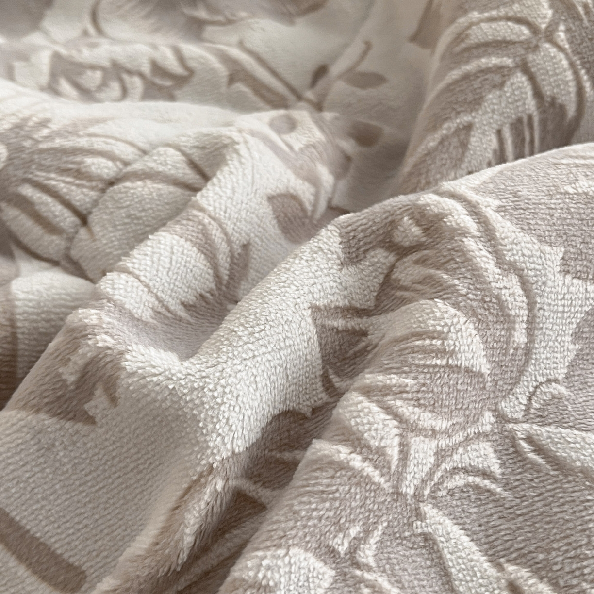 91家纺网 家纺一手货源 找家纺 宜代光年 2025新款牛奶绒立体雕花夹棉多功能毯 浅灰丛林