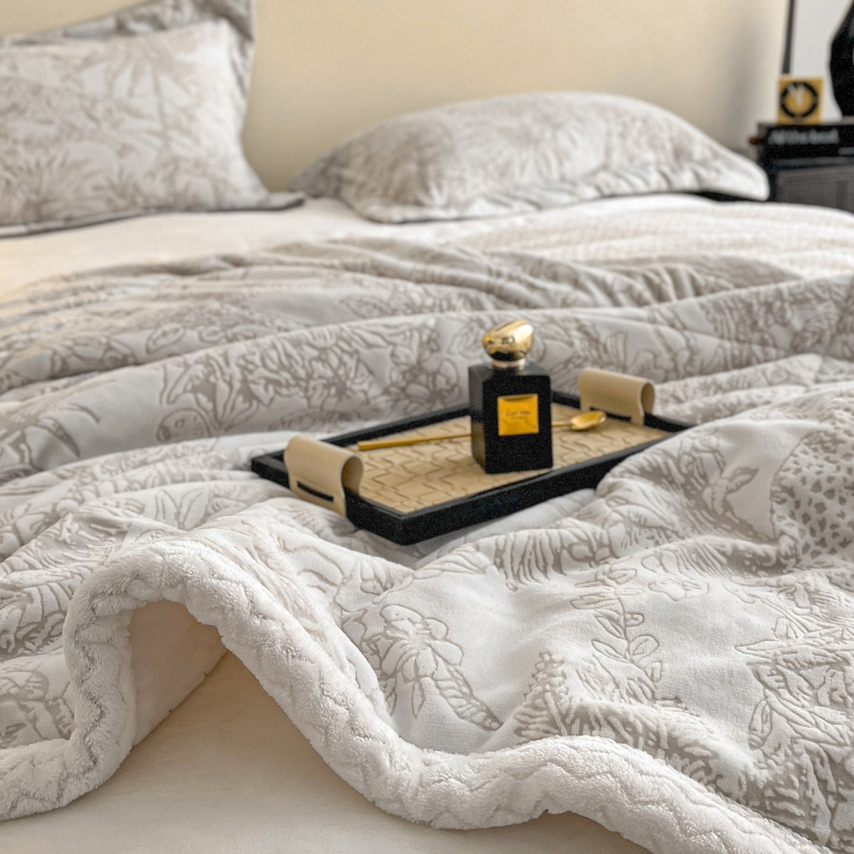 91家纺网 家纺一手货源 找家纺 宜代光年 2025新款牛奶绒立体雕花夹棉多功能毯 浅灰繁华