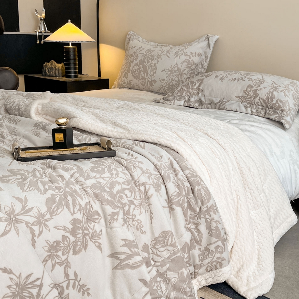 91家纺网 家纺一手货源 找家纺 宜代光年 2025新款牛奶绒立体雕花夹棉多功能毯 浅灰丛林