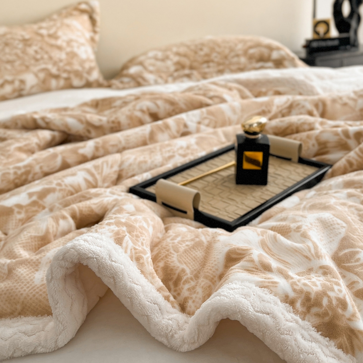 91家纺网 家纺一手货源 找家纺 宜代光年 2025新款牛奶绒立体雕花夹棉多功能毯 黎明之光