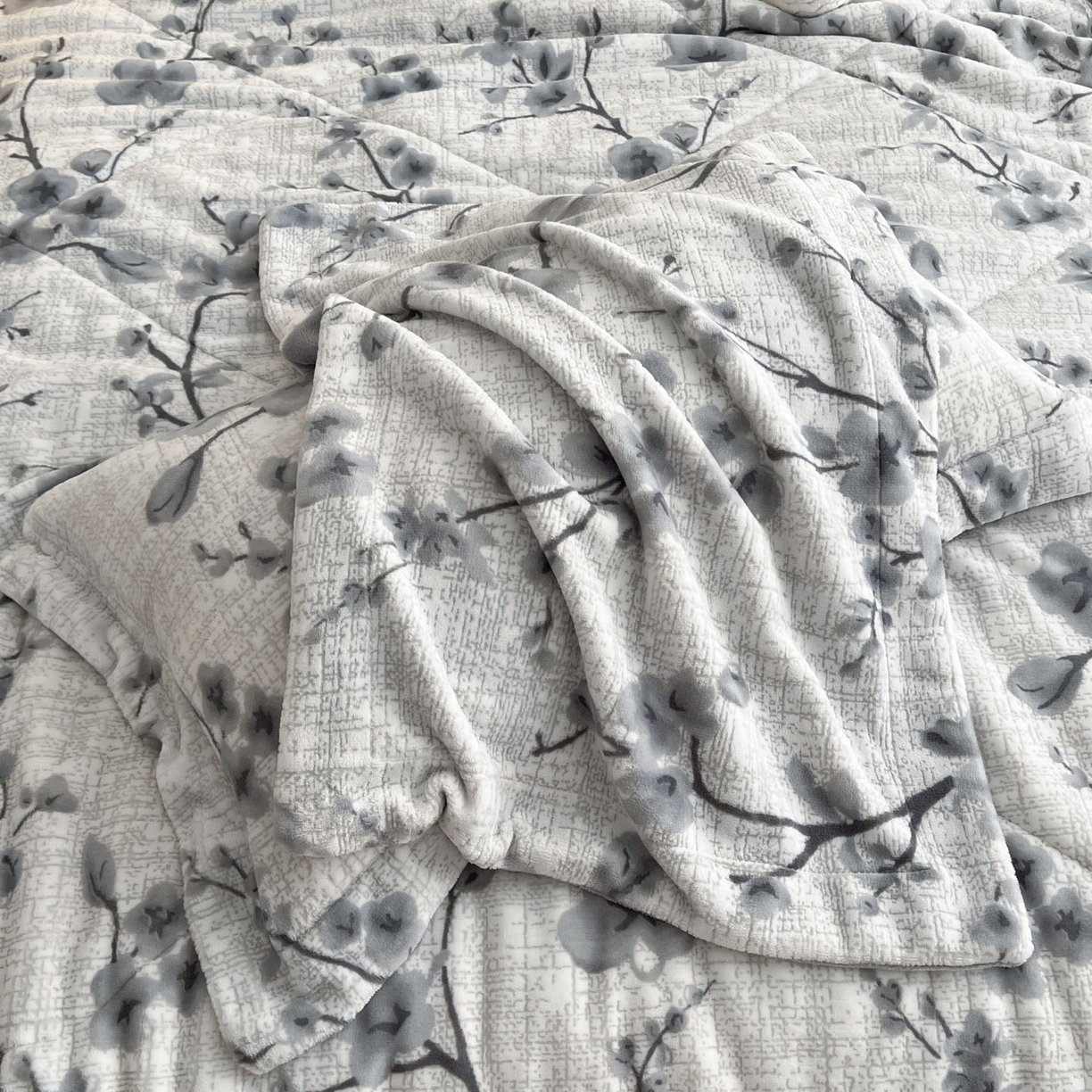 91家纺网 家纺一手货源 找家纺 宜代光年 2025新款牛奶绒立体雕花夹棉多功能毯 琳瑜陌语