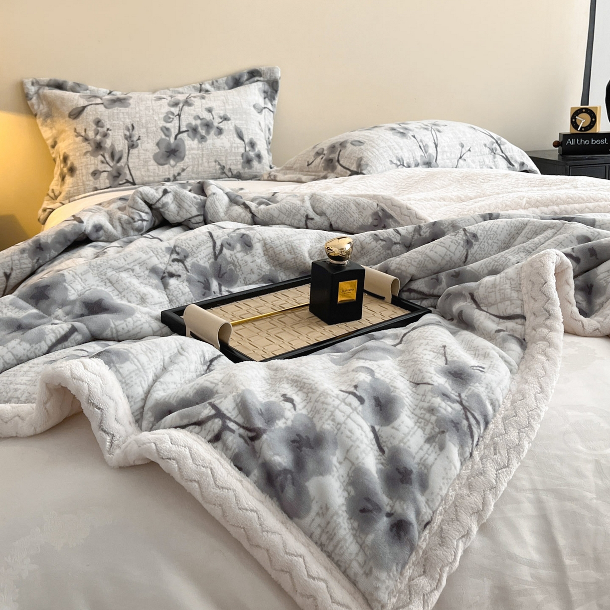 91家纺网 家纺一手货源 找家纺 宜代光年 2025新款牛奶绒立体雕花夹棉多功能毯 琳瑜陌语