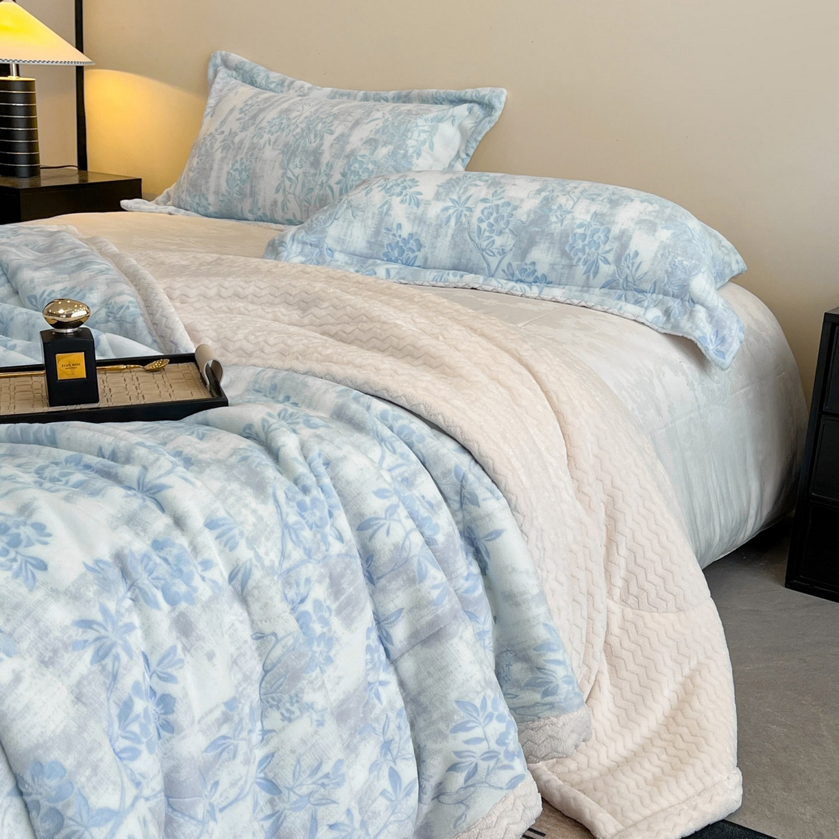 91家纺网 家纺一手货源 找家纺 宜代光年 2025新款牛奶绒立体雕花夹棉多功能毯 花枝菁语-蓝