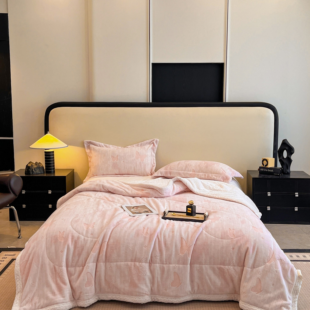 91家纺网 家纺一手货源 找家纺 宜代光年 2025新款牛奶绒立体雕花夹棉多功能毯 雾绡蝶梦