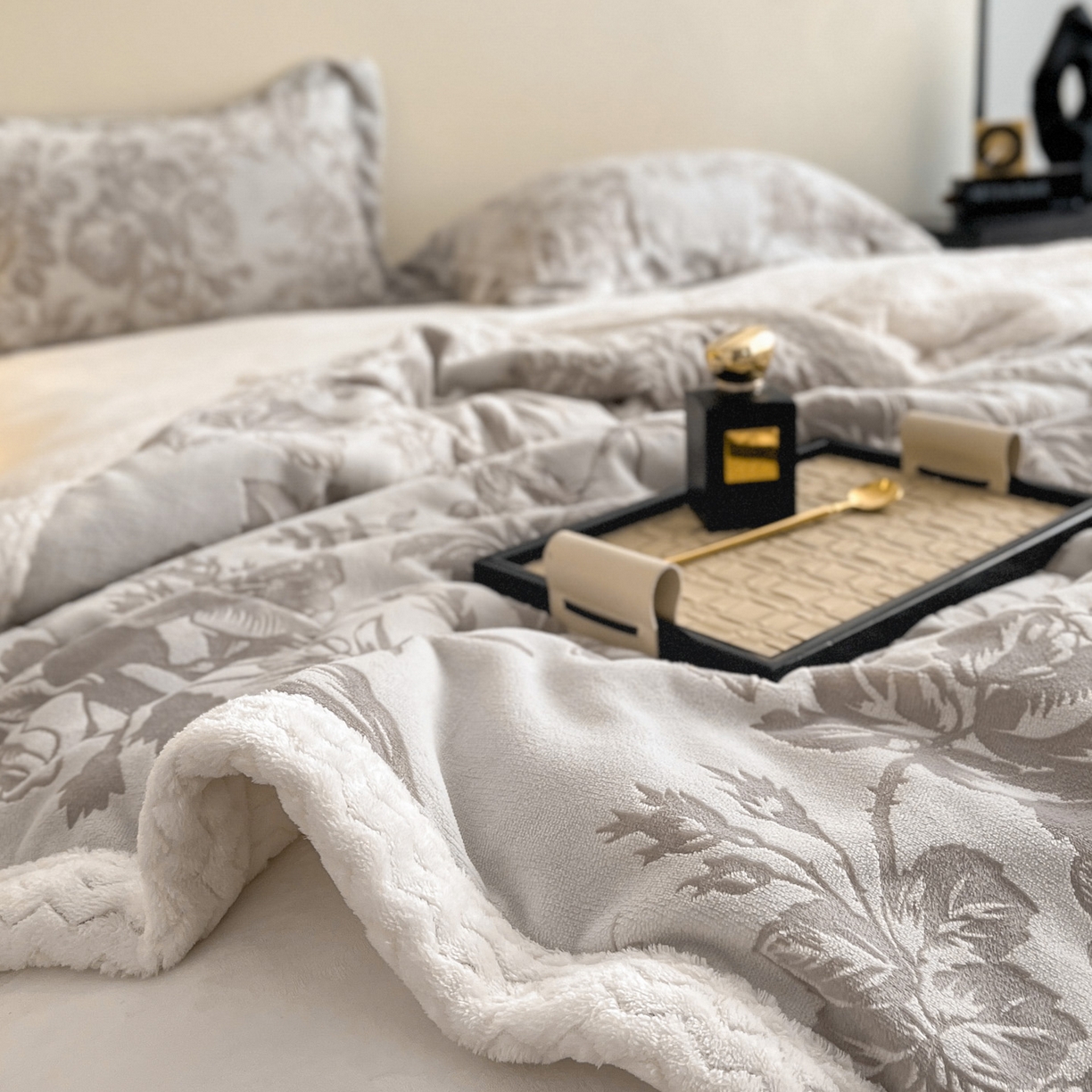 91家纺网 家纺一手货源 找家纺 宜代光年 2025新款牛奶绒立体雕花夹棉多功能毯 浅灰丛林