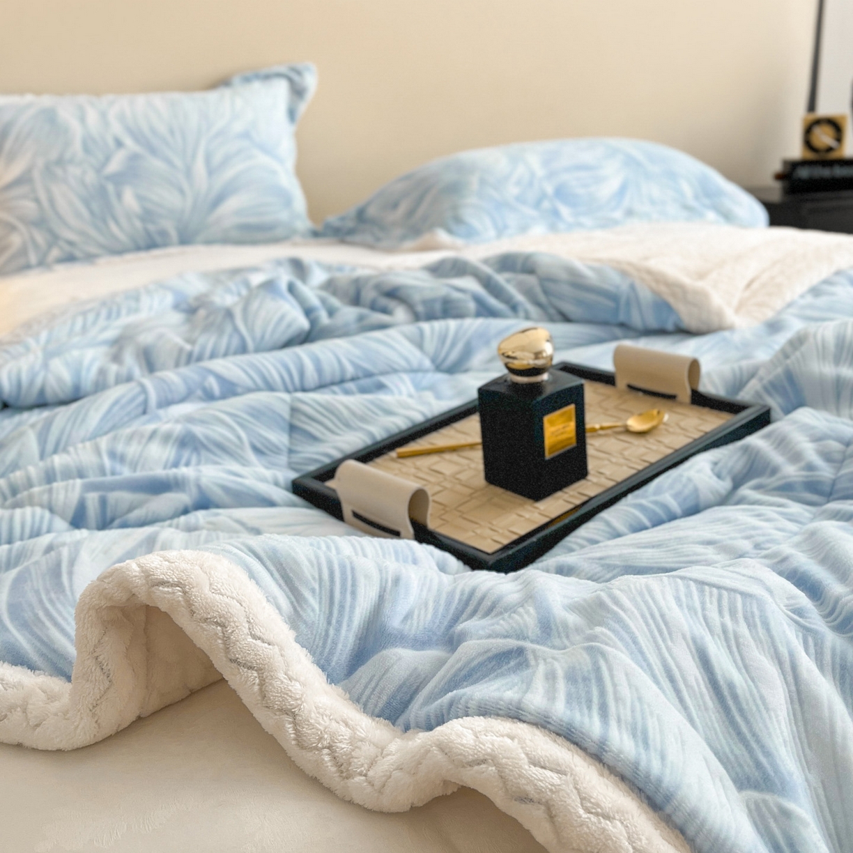 91家纺网 家纺一手货源 找家纺 宜代光年 2025新款牛奶绒立体雕花夹棉多功能毯 叶叶思语