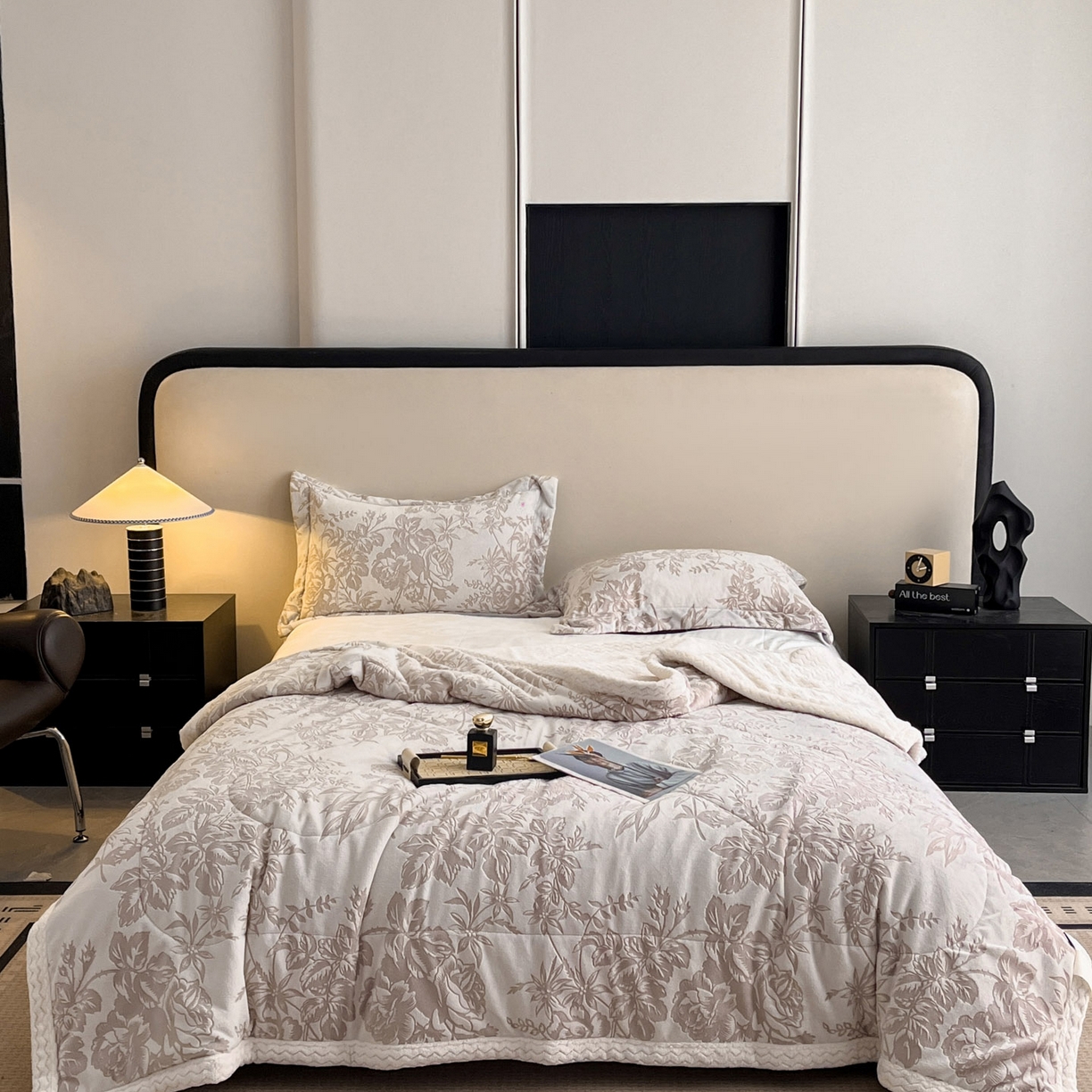 91家纺网 家纺一手货源 找家纺 宜代光年 2025新款牛奶绒立体雕花夹棉多功能毯 浅灰丛林