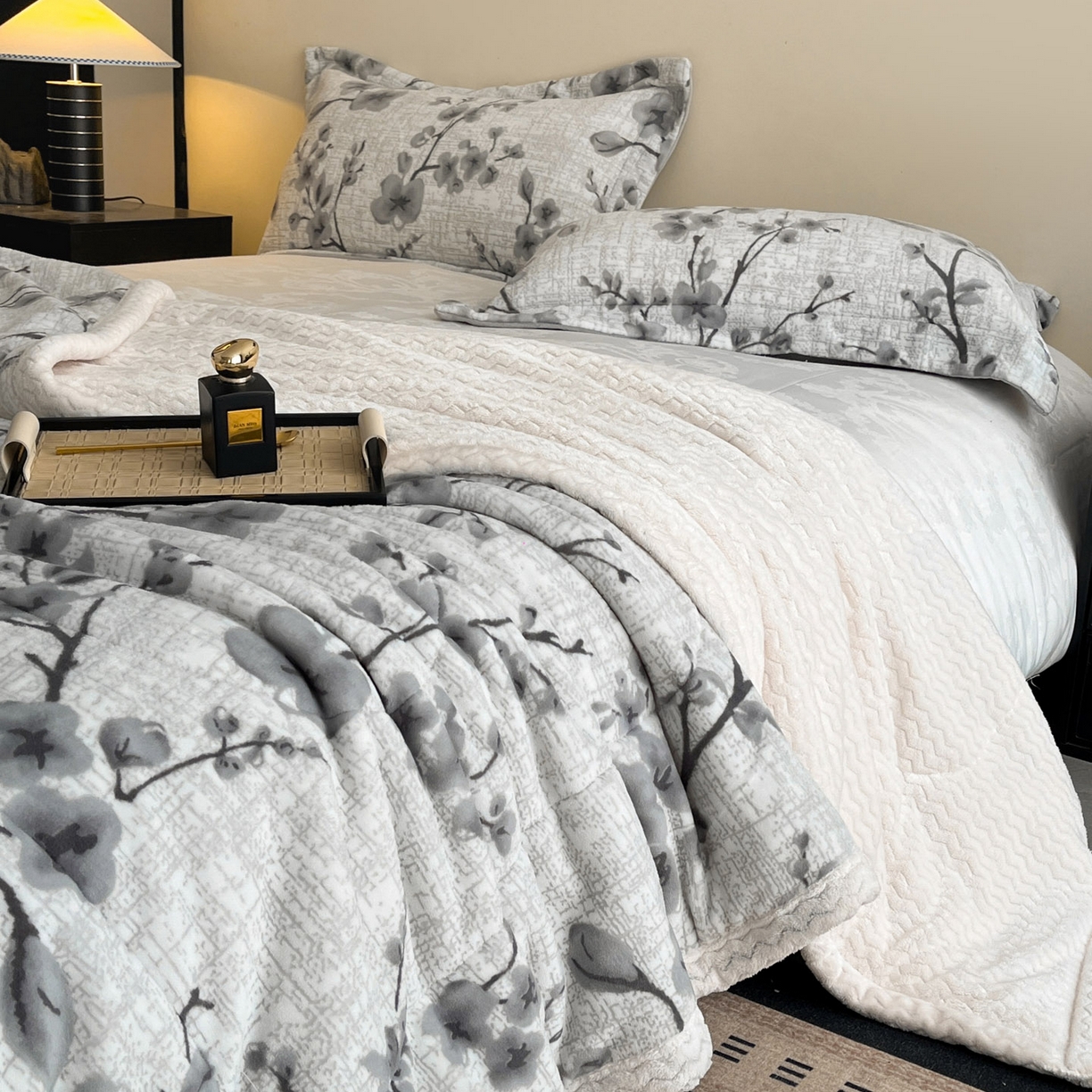 91家纺网 家纺一手货源 找家纺 宜代光年 2025新款牛奶绒立体雕花夹棉多功能毯 琳瑜陌语