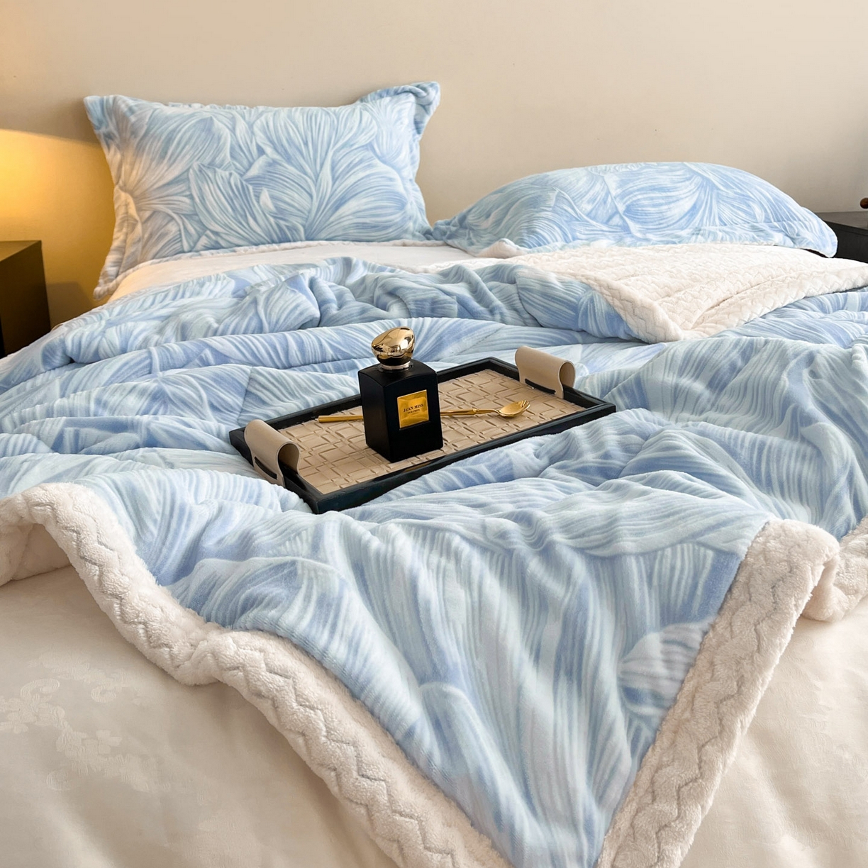 91家纺网 家纺一手货源 找家纺 宜代光年 2025新款牛奶绒立体雕花夹棉多功能毯 叶叶思语