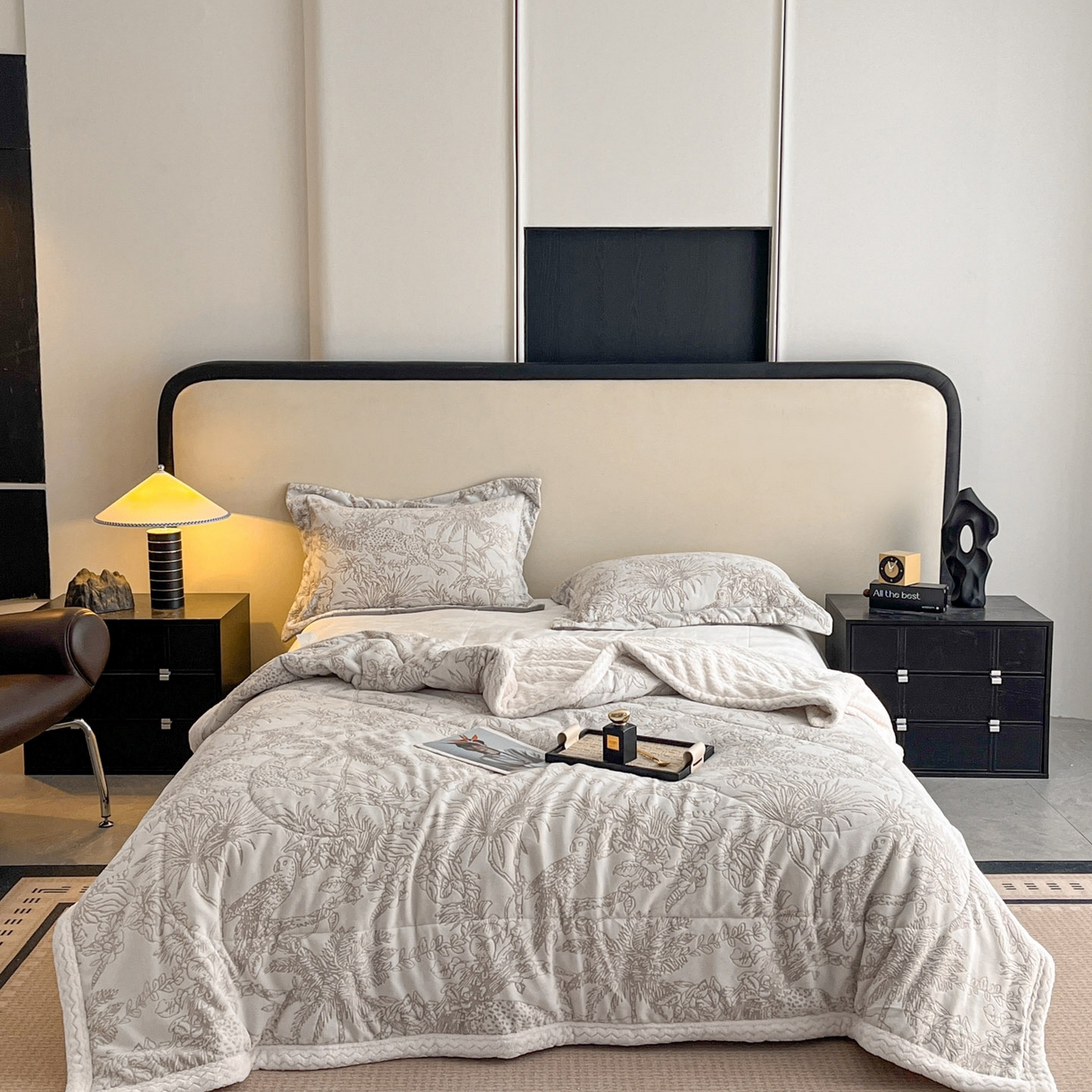 91家纺网 家纺一手货源 找家纺 宜代光年 2025新款牛奶绒立体雕花夹棉多功能毯 浅灰繁华