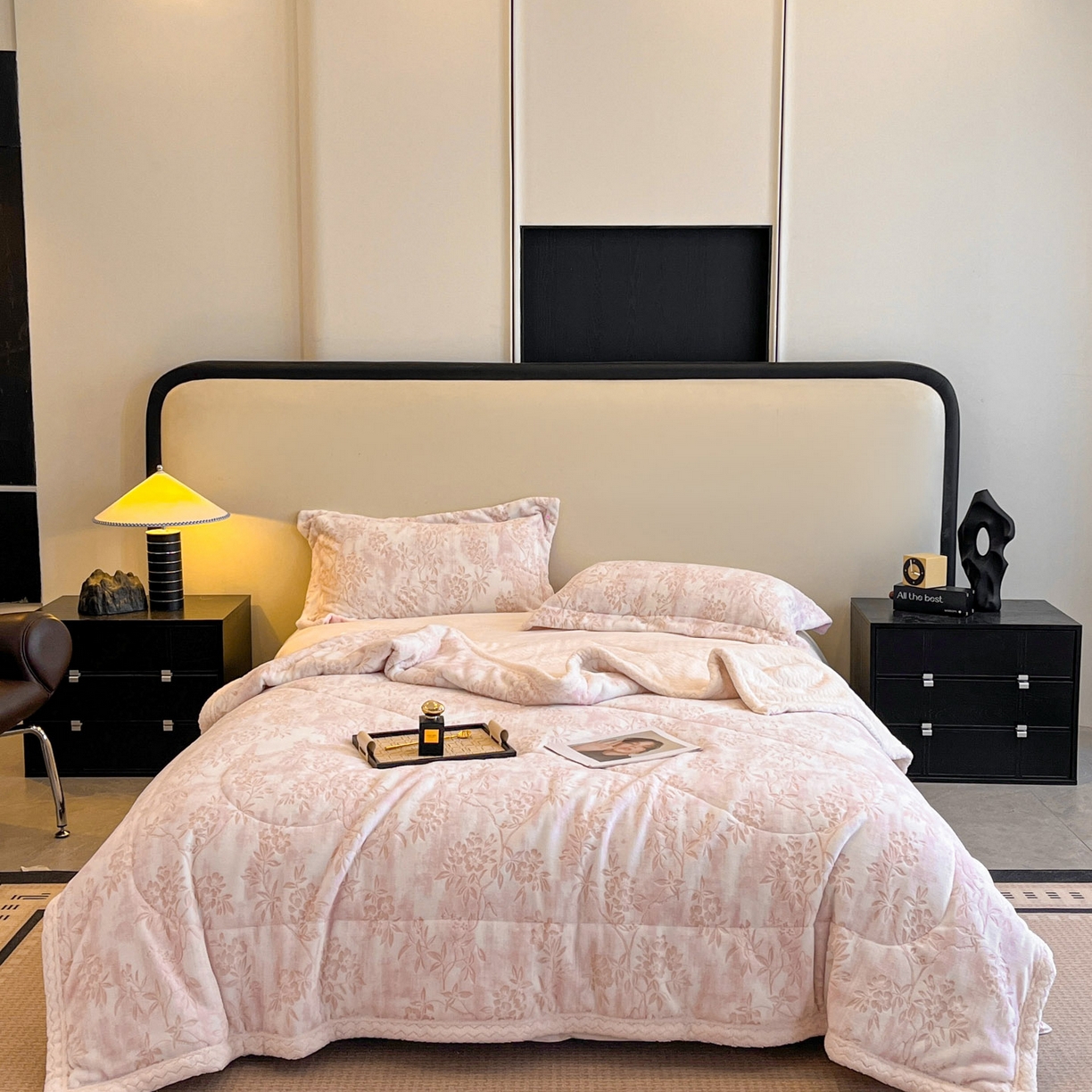 91家纺网 家纺一手货源 找家纺 宜代光年 2025新款牛奶绒立体雕花夹棉多功能毯 花枝菁语-粉