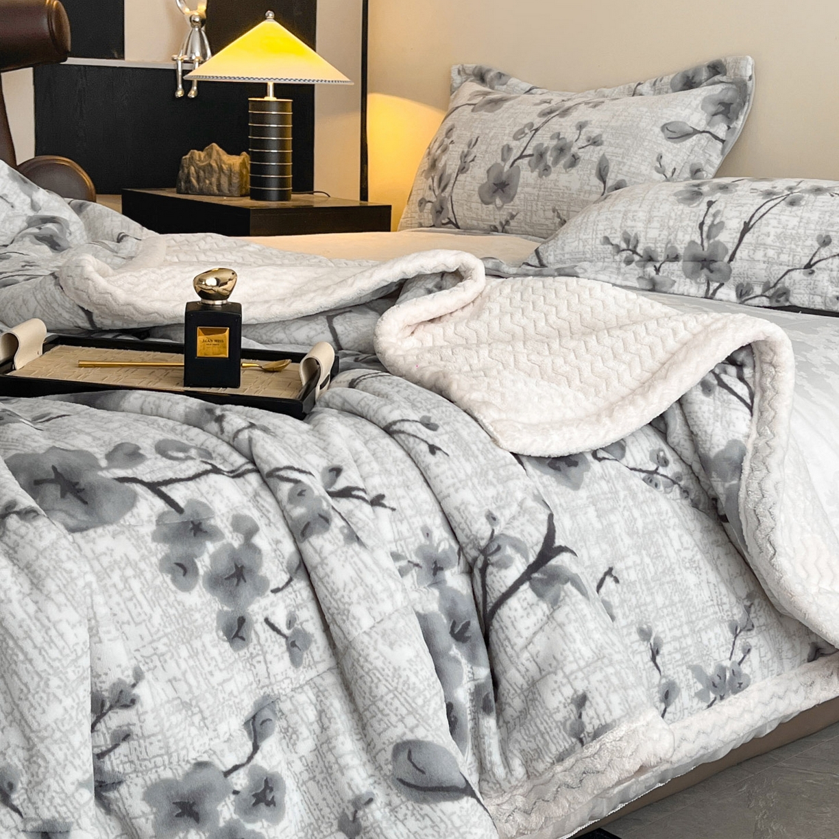 91家纺网 家纺一手货源 找家纺 宜代光年 2025新款牛奶绒立体雕花夹棉多功能毯 琳瑜陌语