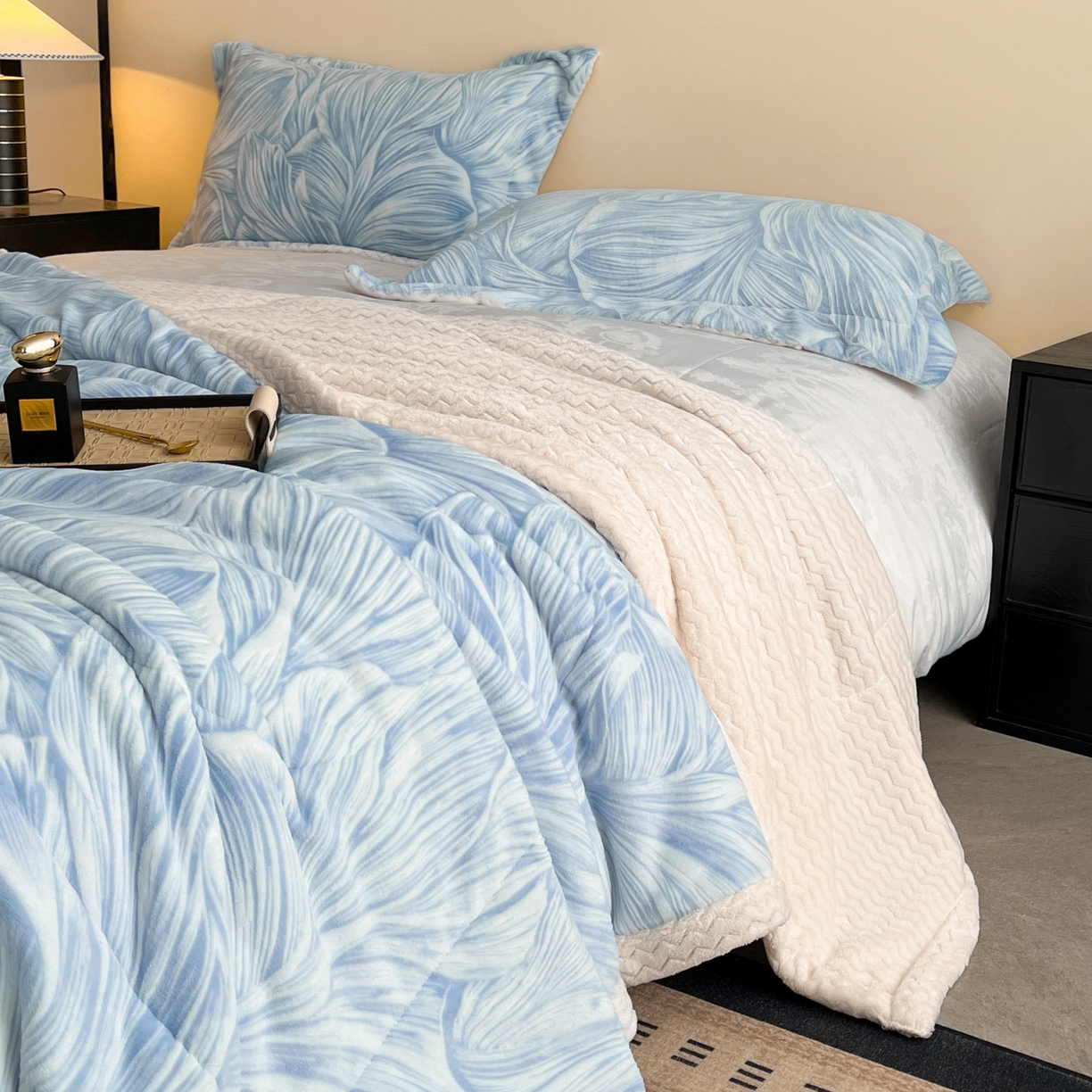 91家纺网 家纺一手货源 找家纺 宜代光年 2025新款牛奶绒立体雕花夹棉多功能毯 叶叶思语